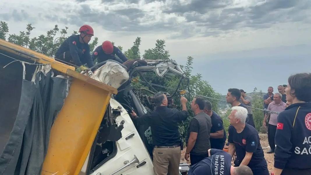 Alanya’da Kamyonların Kafa Kafaya Çarpıştığı Kaza Can Aldı 4